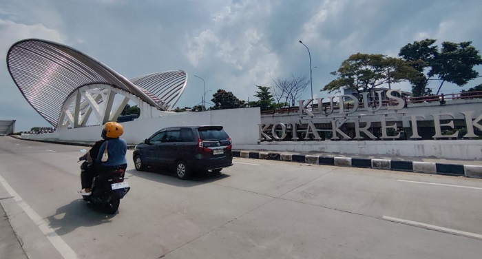 LANCAR: Kondisi lalu lintas di Gerbang K3 arus balik lebaran terpantau ramai lancar kemarin.