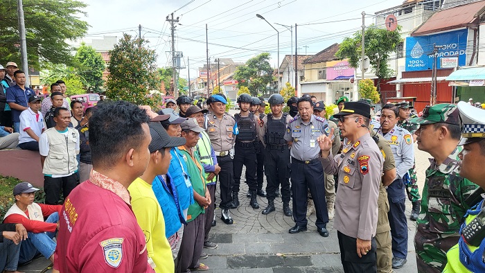 DITERTIBKAN: Kapolsek Kota AKP Subkhan memberikan peringatan kepada juru parkir di sekitar Menara Kudus.