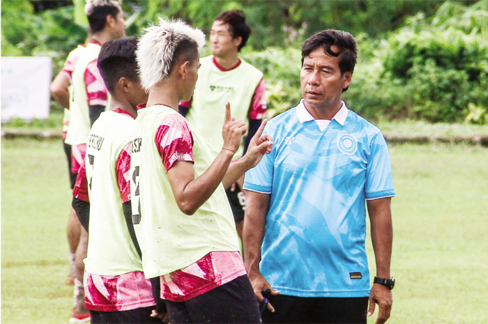 DIPERPANJANG: Pelatih Persiku Kudus Alfi at memberikan instruksi kepada anak asuhnya.