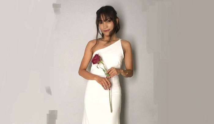 ELEGANT: Long dress warna putih dengan sedikit aksesori cocok dipakai untuk party.