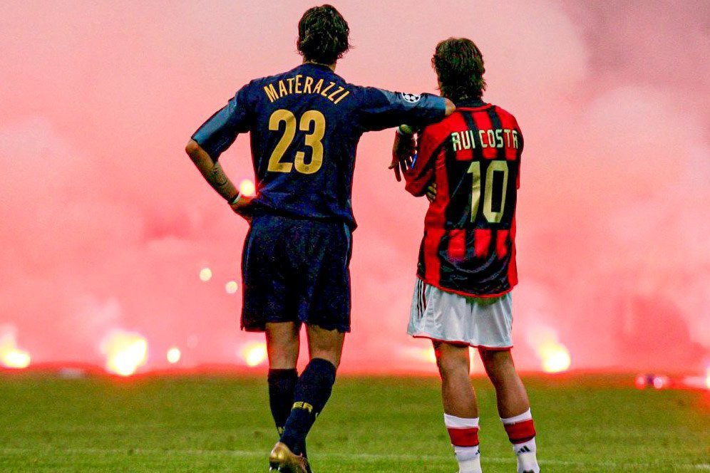 IKONIK: Materazzi dan Rui Costa memandangi lapangan yang dipenuhi dengan flare ketika derby. Foto ini menunjukan tak hanya tensi tinggi tapi juga sarat rivalitas dan respect antar pemain.