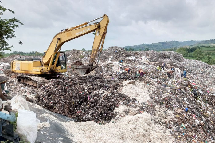 PENUH: Timbunan sampah nampah menggunung di TPA Sukoharjo Pati belum lama ini.