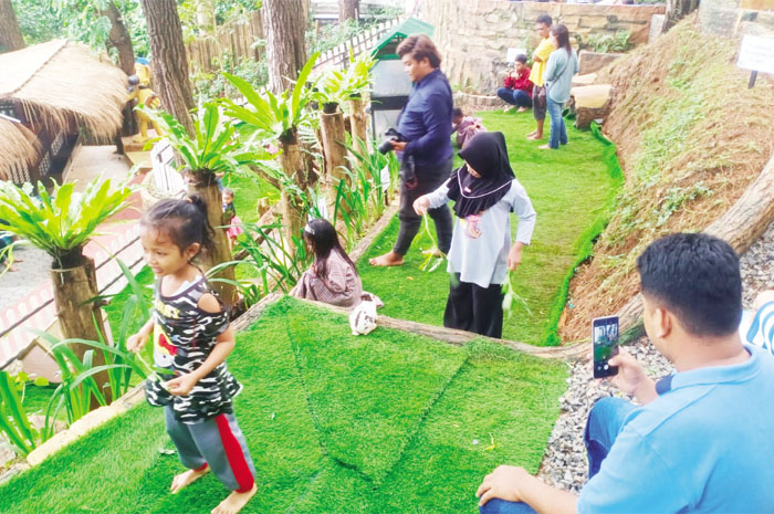 MEMBERI PAKAN: Pengunjung memberi makan kelinci di tempat wisata Pijar Park, Dawe, Kudus.