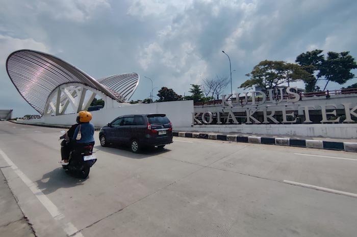 LANCAR: Kondisi lalu lintas di Gerbang K3 arus balik lebaran terpantau ramai lancar kemarin.  