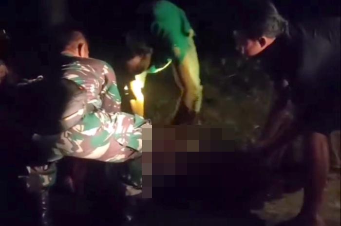 DILARIKAN RUMAH SAKIT: Pemuda korban pembacokan diangkat dan dibawa mobil petugas untuk dilarikan rumah sakit.