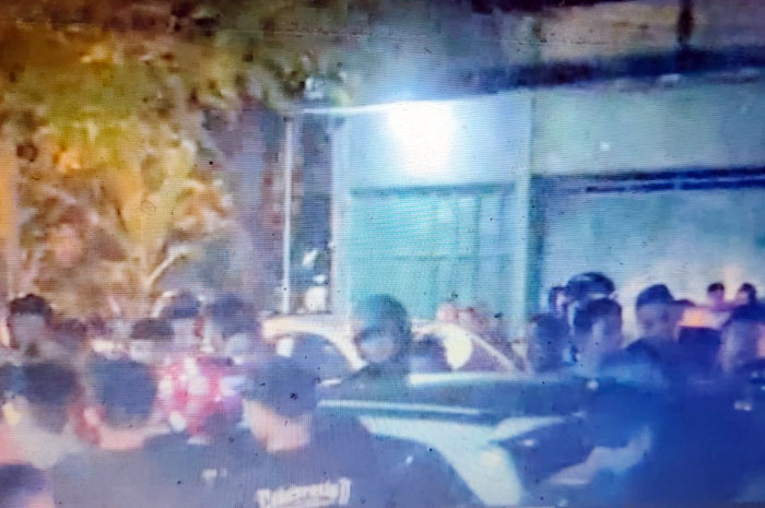 JADI AMUKAN MASSA: &nbsp;Warga ramai-ramai melakukan pengeroyokan kepada tiga orang diduga DC di Jalan Purwodadi &ndash; Solo tepatnya di selatan SPBU Sukorejo, pada Sabtu malam (5/4).