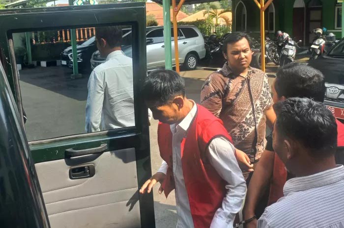 TERTUNDUK: Terdakwa Sutrisno Bin Sunardi usai mendapatkan putusan sidang di Pengadilan Negeri Jepara, Rabu (20/10).