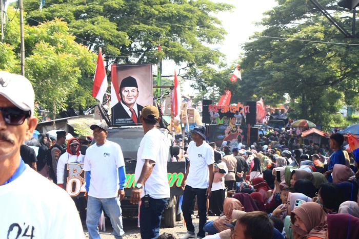 TRADISI: Peserta pawai sedekah laut menyebrang jalan pantura. Satu sisi masyarakat berjubel untuk melintas di jembatan Karanggeneng, kemarin.