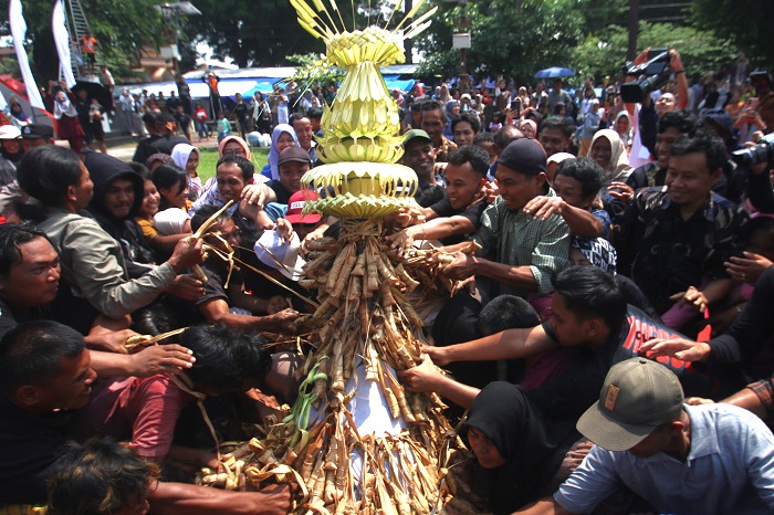 SERU: Warga saling berebut kupat dan lepet.
