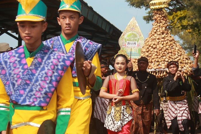 ketupat dan lepet diarak dalam agenda Festival Kupat Lepet di Pantai Kartini Jepara kemarin.