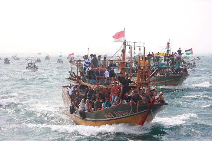 MERIAH: Sejumlah kapal nelayan mengikuti prosesi larungan sesaji dalam Pesta Lomban di perairan sekitar Pulau Panjang kemarin.