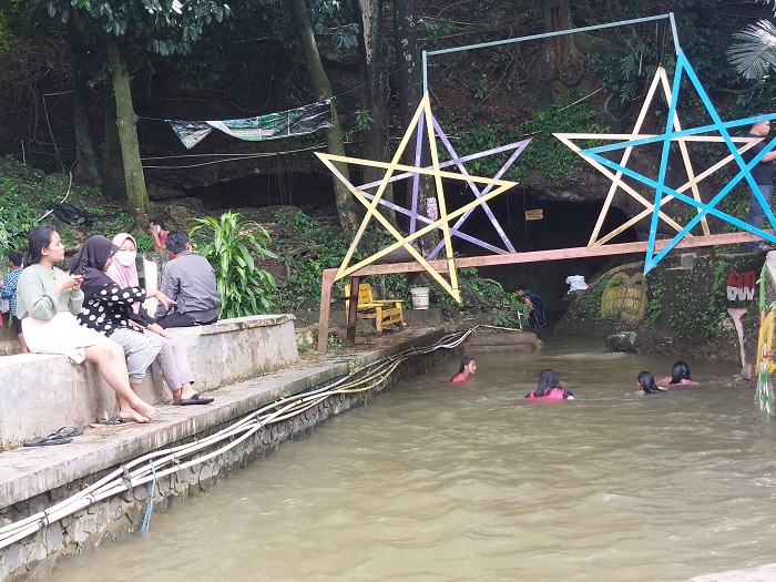 BERMAIN: Warga Desa Kedumulyo, Sukolilo berenang di kolam Goa Wareh belum lama ini.