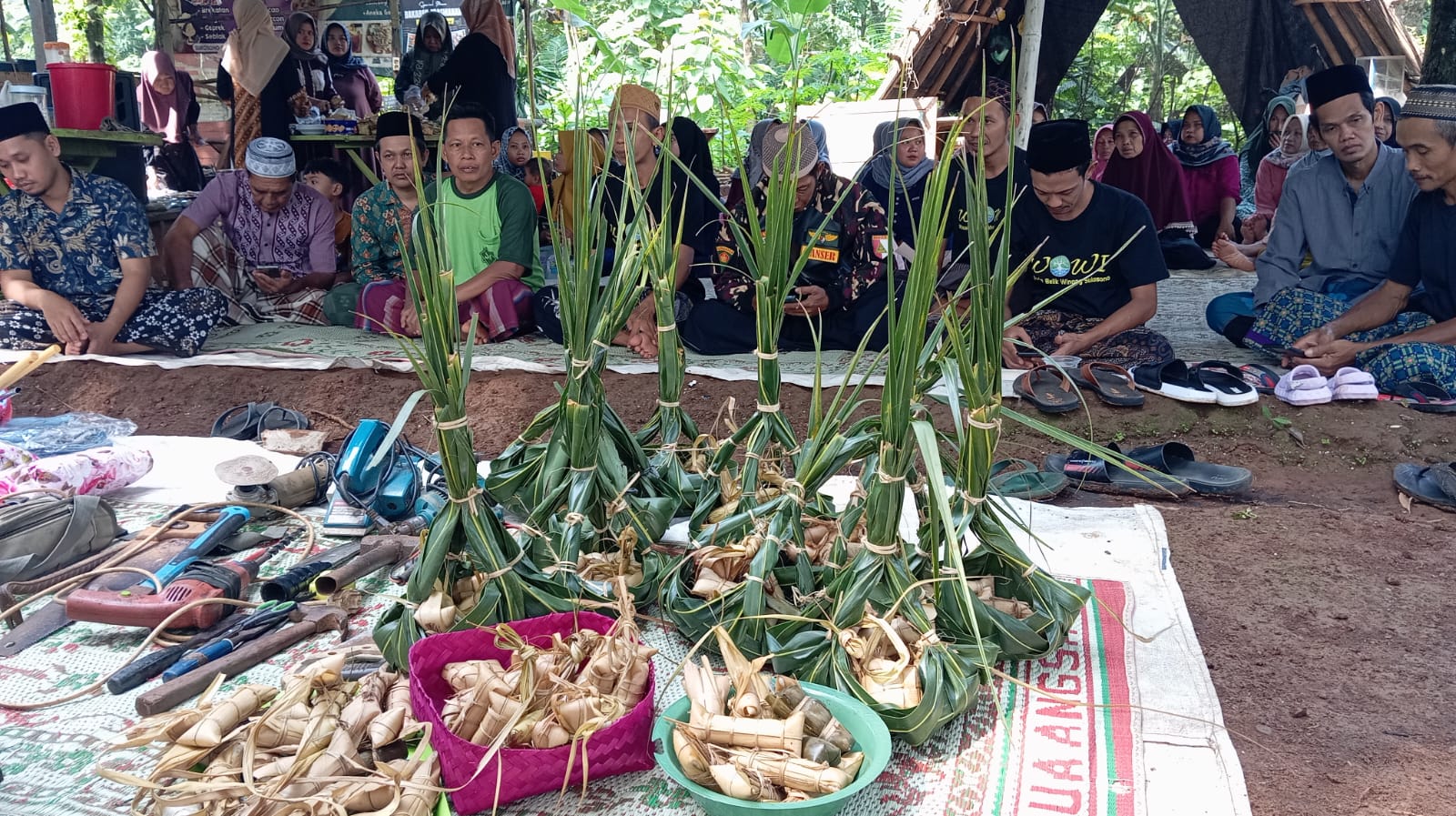 BERHARAP BERKAH: Warga Dukuh Winong Desa Sukosono, Kedung, Jepara. Menggelar kenduri kupat lepet mendoakan hewan ternak hingga alat kerja Senin (7/4/2025)