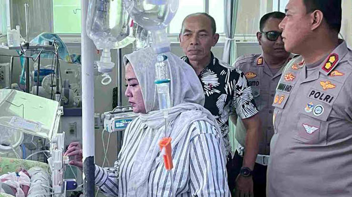 JENGUK: Kapolres Blora, AKBP Wawan Andi Susanto saat menjenguk bayi yang ditemukan warga di RSUD Blora.