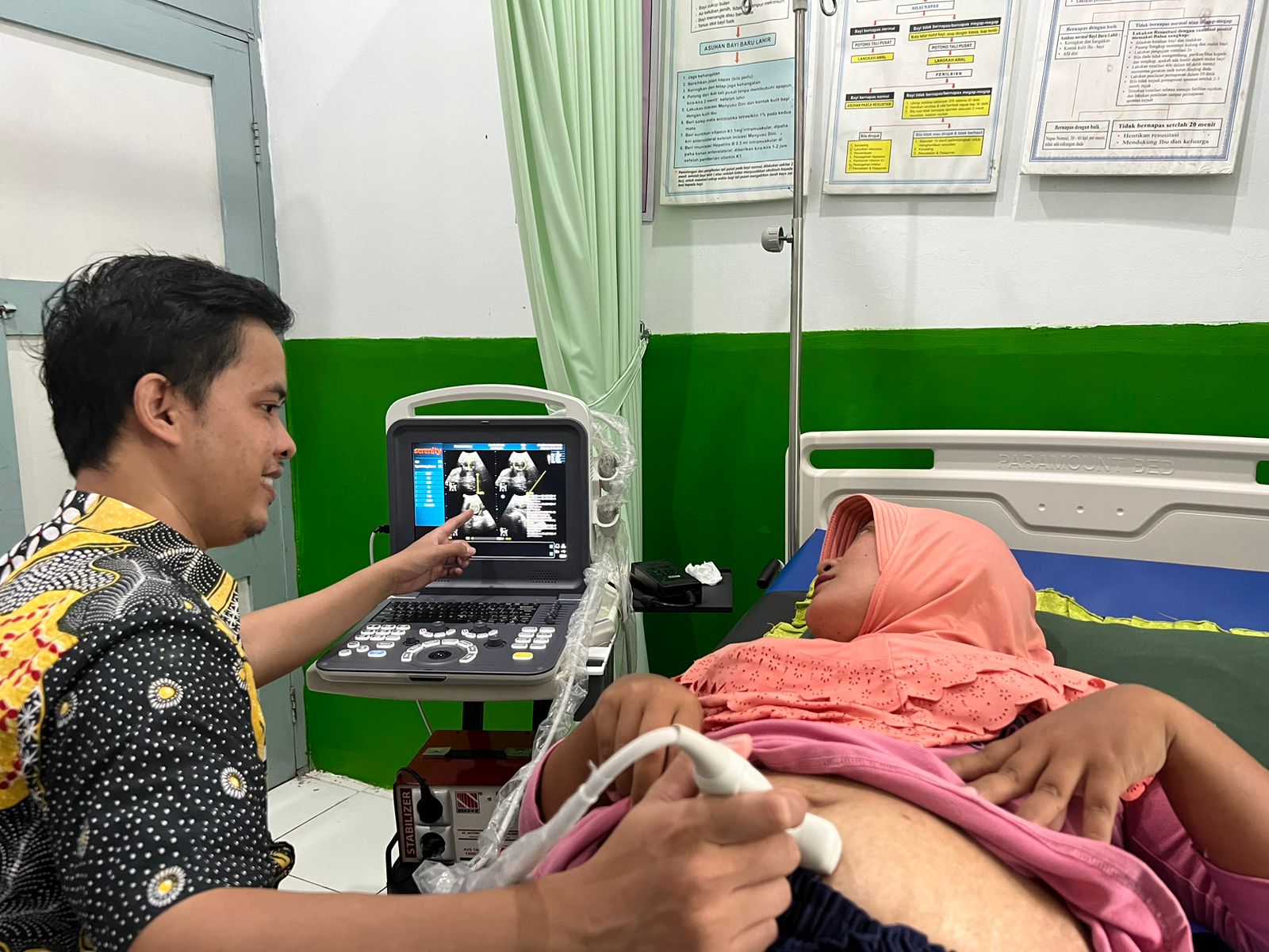 ANC: Dokter umum Puskesmas Penawangan saat melakukan USG.