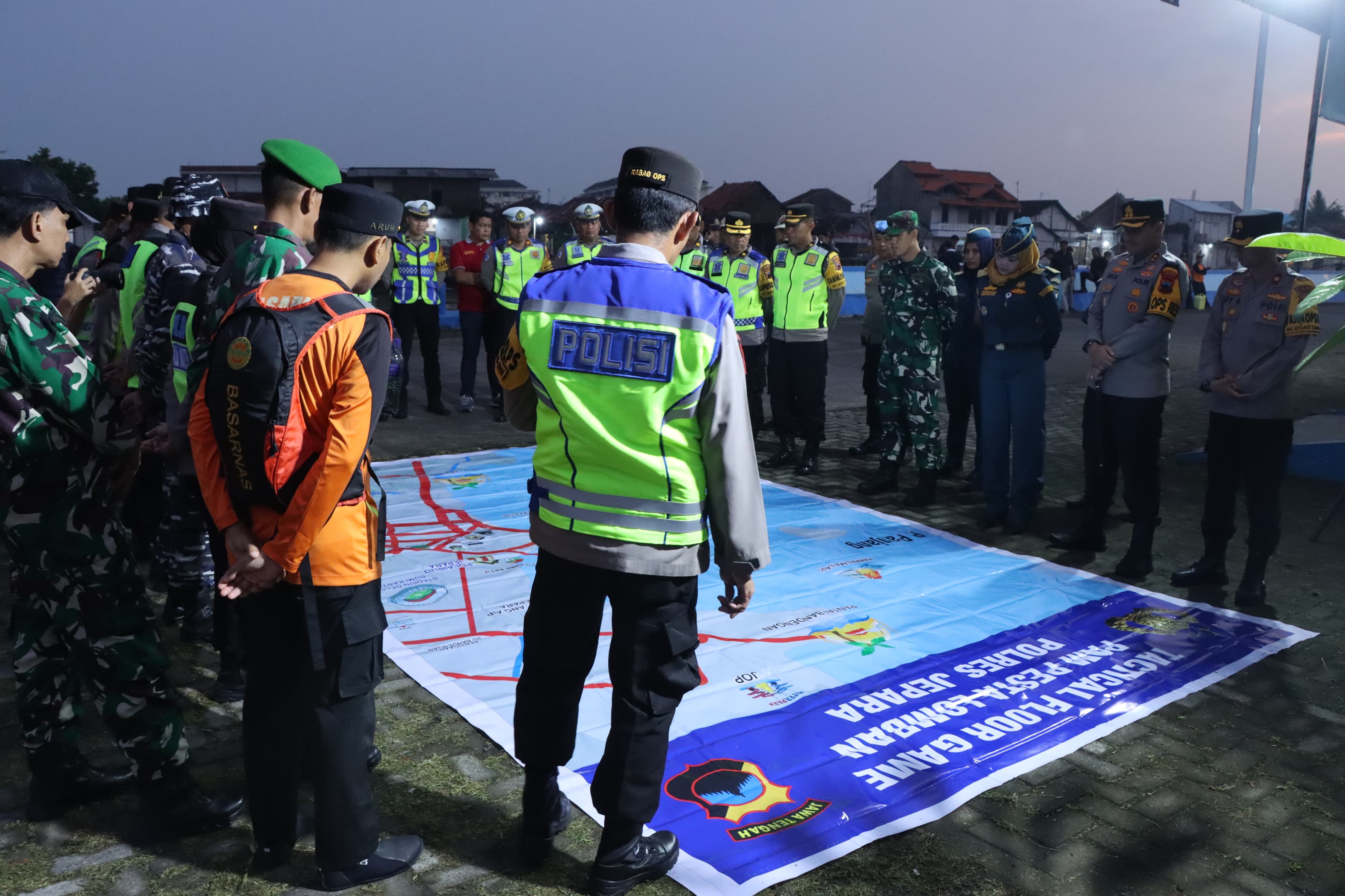Kepolisian Resor (Polres) Jepara menerjunkan ratusan personel untuk mengamankan&nbsp;jalannya pesta lomban 2025 pada Senin (7/4).