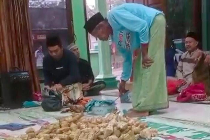 DIKUMPULKAN: Para umat muslim mengikuti selamatan kupat-lepet di musala pada lebaran kupatan pada Senin (7/4). Salah satunya di Musala Baitussalam RT 1 dan RT 2 Desa Bringin, Batealit, Jepara.