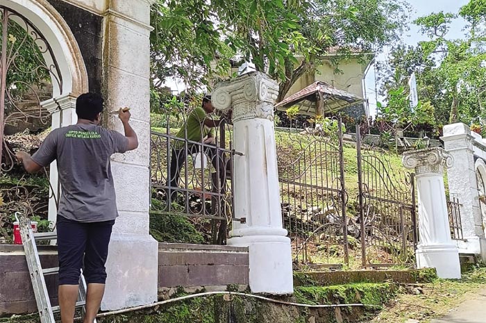 SUDAH SIAP: Petugas sedang membersihkan area Taman Ria Colo menjelang acara sewu kupat yang akan dihadiri ribuan pengunjung hari ini. Sewu kupat merupakan tradisi rutin sepekan setelah lebaran.