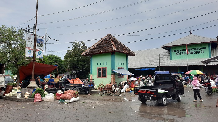 PENUHI JALAN: Sejumlah kendaraan bak terbuka yang terparkir di pintu masuk Pasar Agro, Pagi dan Glendoh.