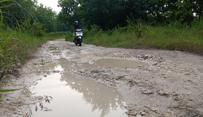 PARAH: Warga saat melintas di Jalan Balong-Kepoh yang rusak.