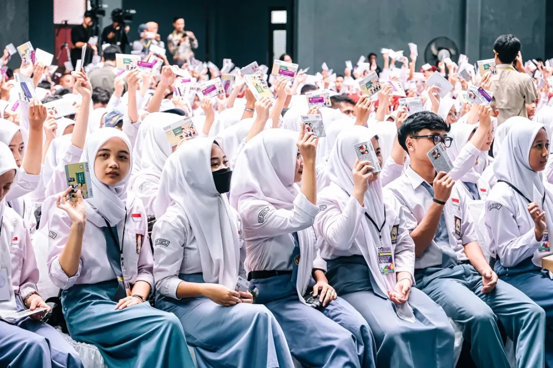 SIAP CAIR: Para siswa SMA dan SMK di Kota Magelang menerima bantuan PIP sebesar Rp 1,8 juta per tahun. (PUPUT PUSPITASARI/JAWA POS RADAR MAGELANG)