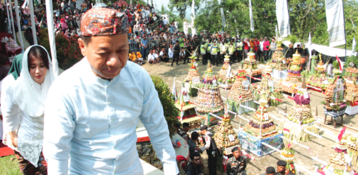 TRADISI SEWU KUPAT: Bupati Kudus Sam
