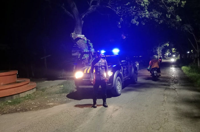 TINGKATKAN PATROLI:&nbsp; Petugas Polsek Kaliori melakukan patroli malam. Dalam rangka memberikan rasa aman kepada masyarakat.