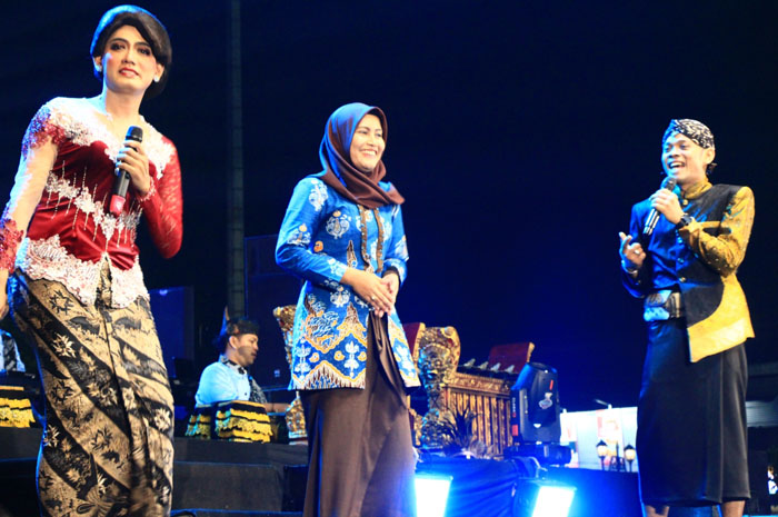 SAPA MASYARAKAT: Anggota DPR RI Komisi V Harmusa Oktaviani bersama Cak Percil dkk menyapa masyarakat Rembang di Alun-Alun Rembang kemarin malam.