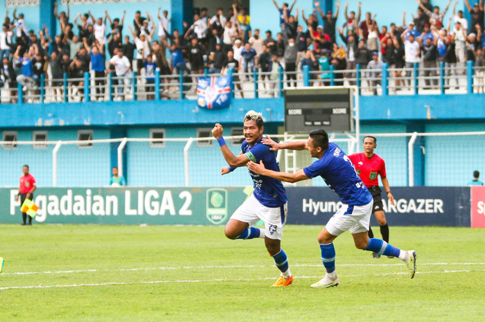 BERPOTENSI: Kapten Persiku Kudus Jajang Mulyana berseleberasi usai mencetak gol.