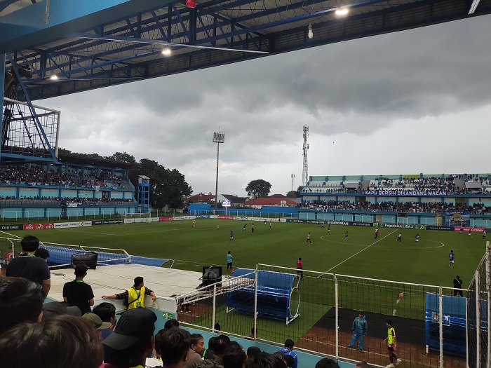 TERUS DIPERBAIKI: Kondisi lapangan Stadion Wergu Wetan saat menggelar laga Liga 2 lalu.