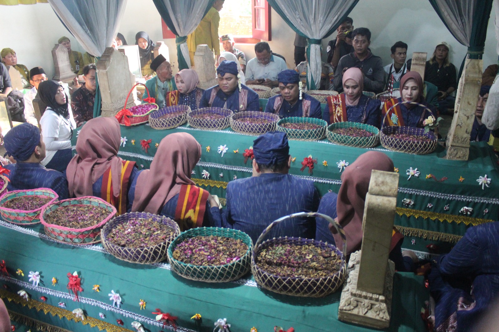 KHIDMAT: Prosesi buka luwur Makam Ratu Kalinyamat dan Sultan Hadlirin beserta keluarga kemarin.