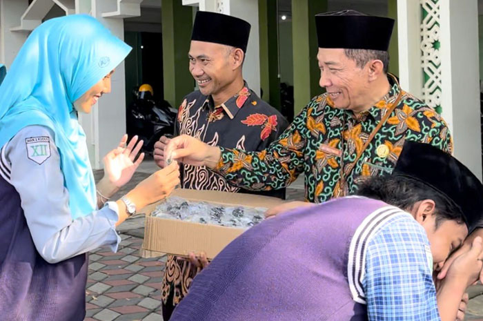SPIRITUALITAS: Kepala MAN 2 Kudus, Ali Musyafak secara simbolis membagikan tasbih digital kepada seluruh peserta didik dan GTK dalam launching &ldquo;Gerakan Sejuta Sholawat&rdquo;.  DOK. MAN 2 KUDUS