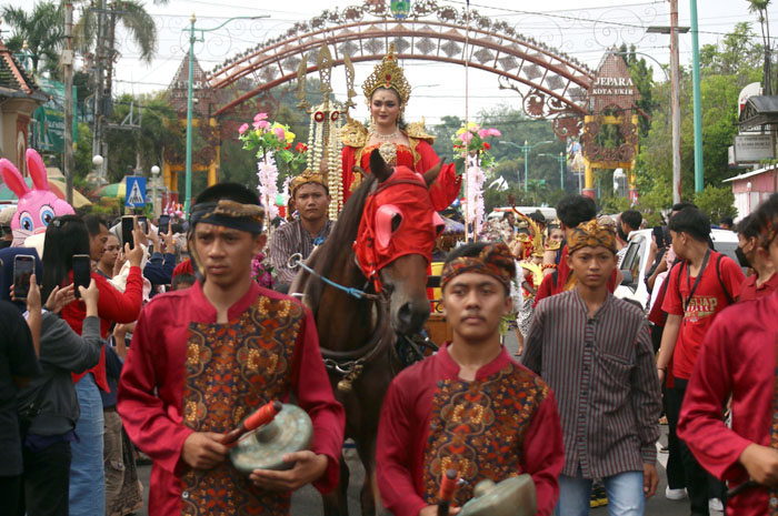 WARISAN BUDAYA: Pemeran Ratu Kalinyamat menyapa masyarakat yang menyaksikan kirab luwur menyambut Hari Jadi ke-476 Kabupaten Jepara di ruas Jalan Kartini Kota Jepara kemarin.