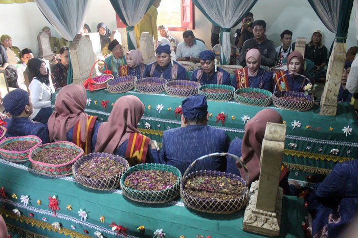 KHIDMAT: Bupati Jepara Witiarso Utomo dan Wabup Hajar baca tahlil dan doa di makam Ratu Kalinyamat dan Sultan Hadlirin setelah prosesi buka luwur Makam Ratu Kalinyamat dan Sultan Hadlirin