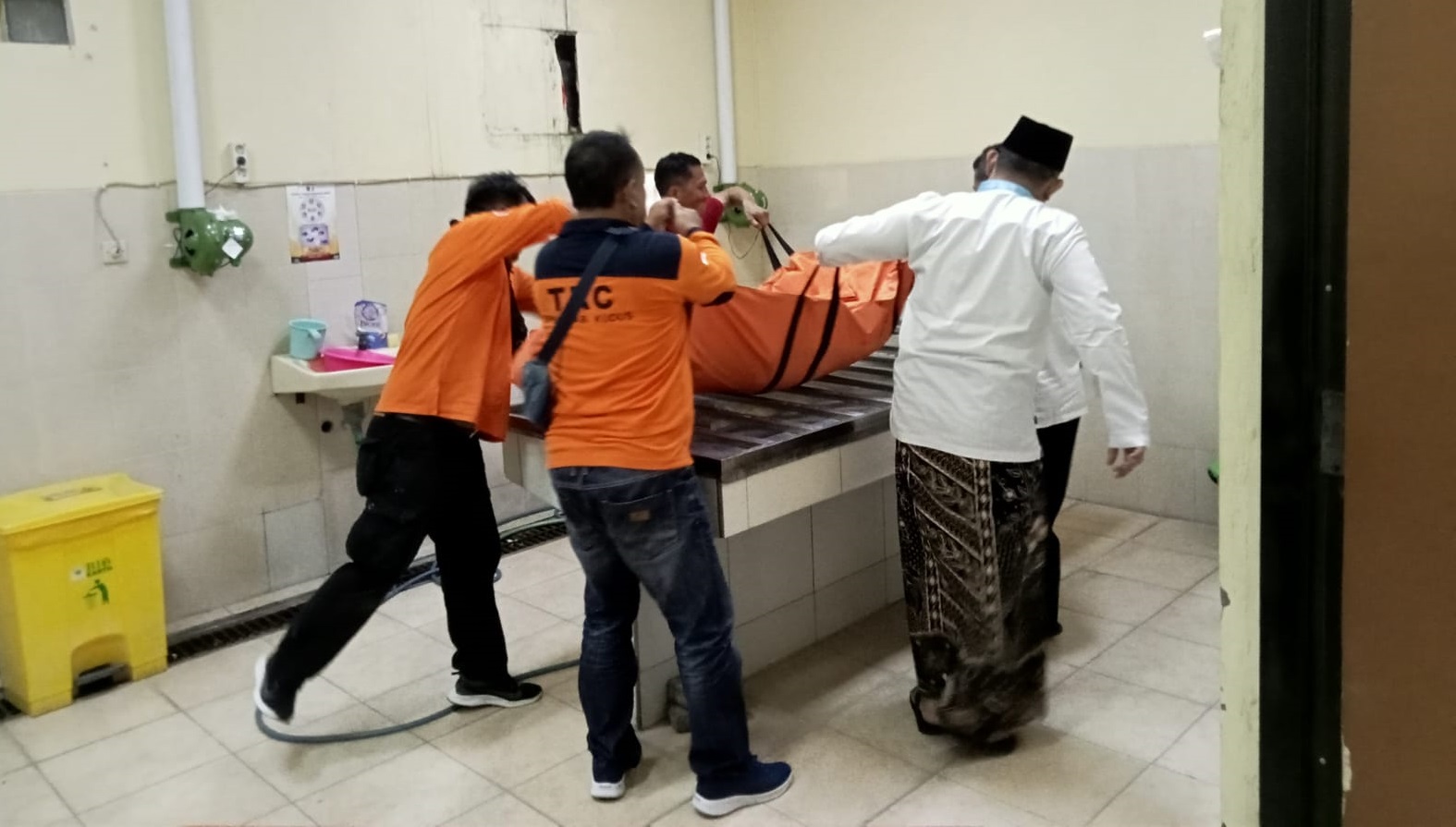 EVAKUASI: Korban sedang dievakuasi oleh BPBD dan pihak terkait untuk pemeriksaan lebih lanjut, kemarin.
