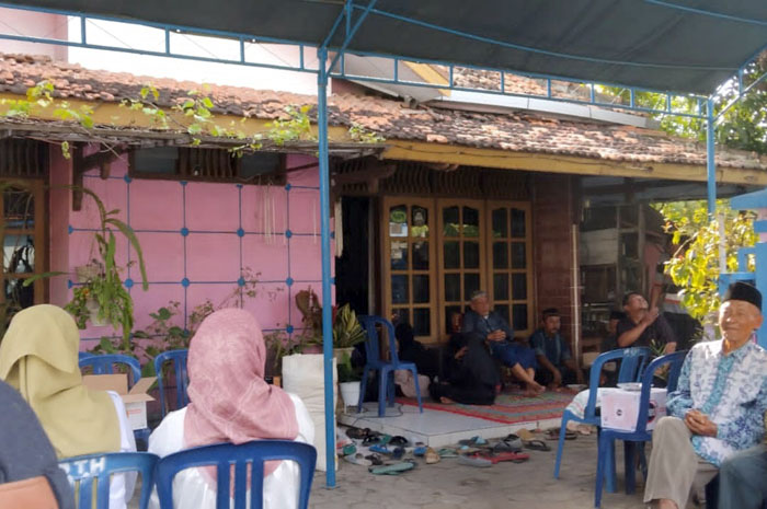 BERDUKA: Suasana rumah duka di RT 1/RW I, Desa Pantiharjo, Kaliori, Rembang, kemarin.