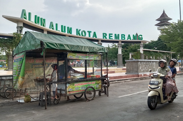 USAH USANG: Para pedagang kaki lima sedang membuka papak di Alun-alun Rembang kemarin.