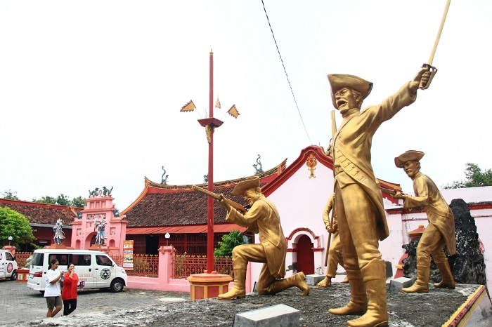 ICONIK: Panitia usai mengecak sarpras, berjalan di sekitar monumen perjuangan laskar Tionghua dan Jawa melawan VOC 1740-1743 di halaman klenteng Tjoe An Kiong.