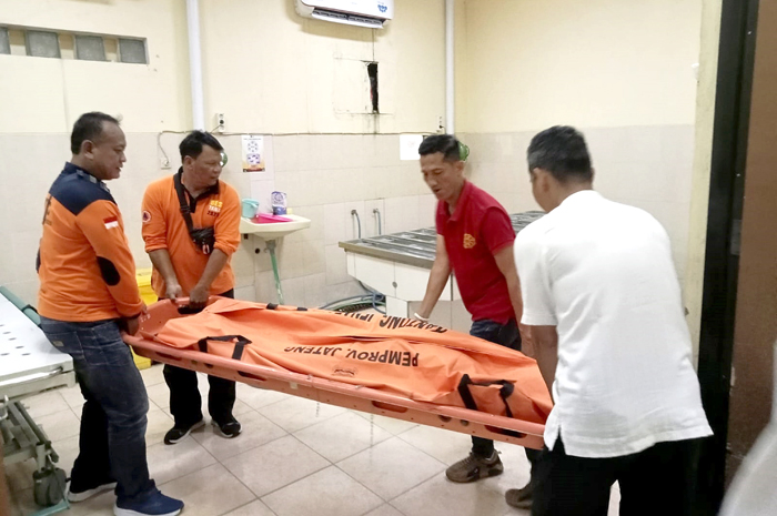 EVAKUASI: Korban sedang dievakuasi oleh BPBD dan pihak terkait untuk pemeriksaan lebih lanjut, kemarin.