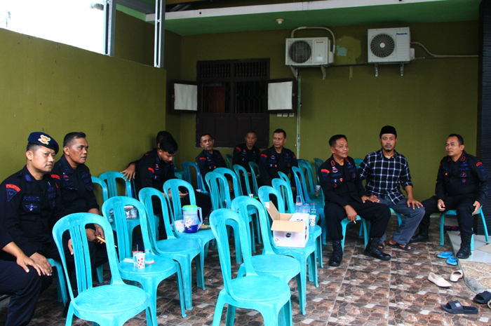 IKUT BELASUNGKAWA: Sejumlah orang taksiyah di rumah duka Subakti di desa Gedonmulyo, Lasem, Kamis (10/4).
