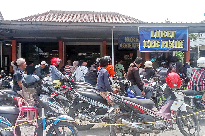 PENUH: Masyarakat antre untuk mengikuti pemutihan pajak kendaraan bermotor di Samsat Grobogan kemarin.