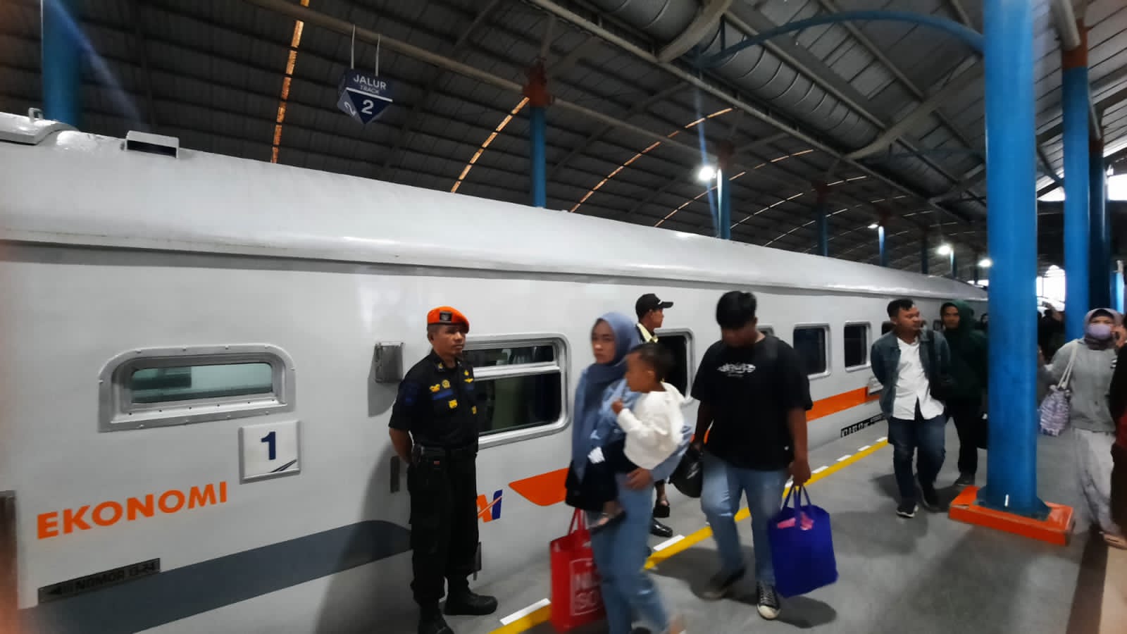 TIBA: Sejumlah penumpang KA Kedungsepur saat tiba di Stasiun Ngrombo.