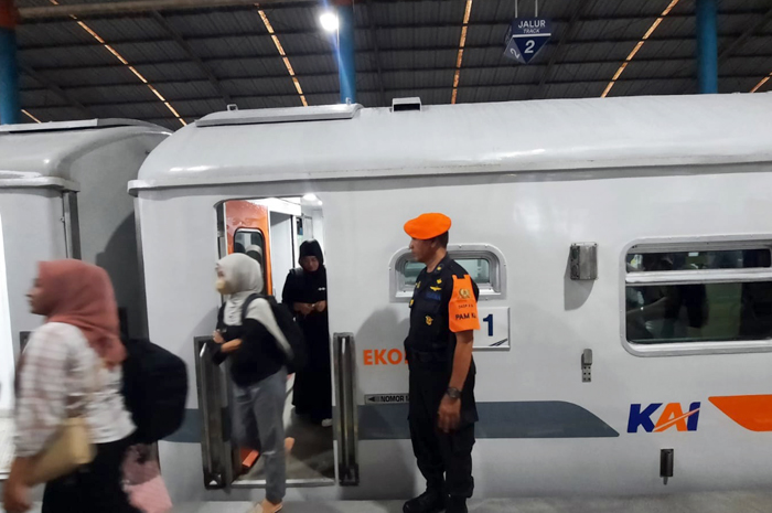 RAMAI: Penumpang KA Kedungsepur saat turun di Stasiun Ngrombo.