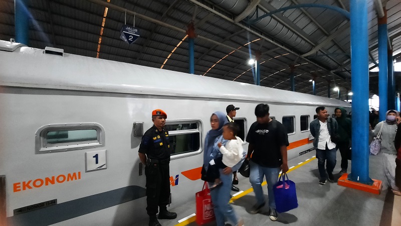 RAMAI: Penumpang KA Kedungsepur saat turun di Stasiun Ngrombo.