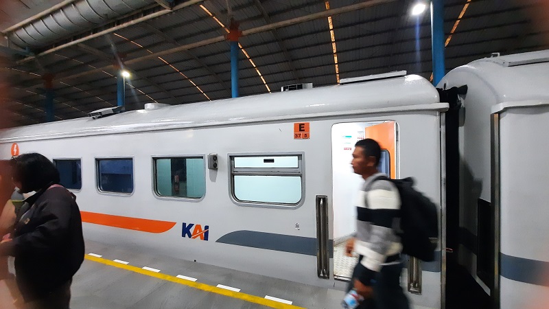 Ilustrasi Penumpang turun dari Kereta Api