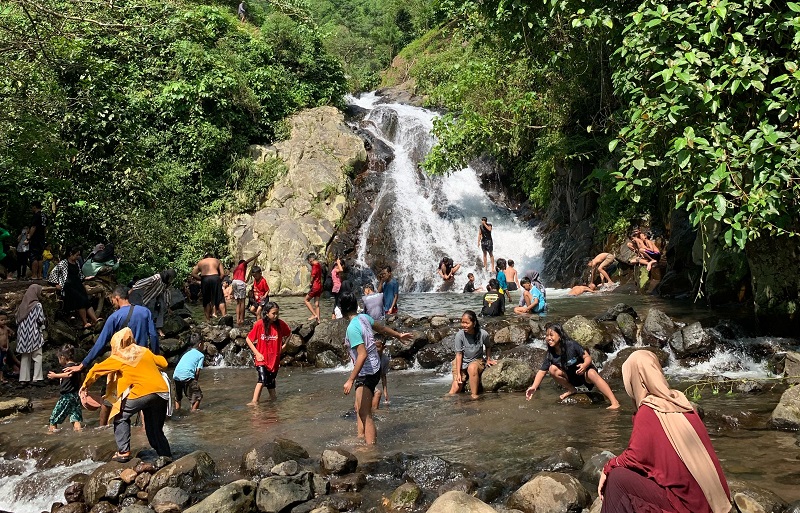 ALAMI: Warga tampak berkunjung dan bermain air di Wadung Kecemplung.