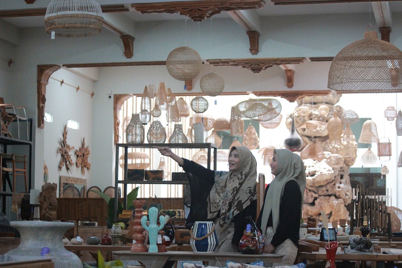 WAIT AND SEE: Beberapa pengunjung mengamati produk furniture yang terpajang di salah satu showroom di Kota Jepara.