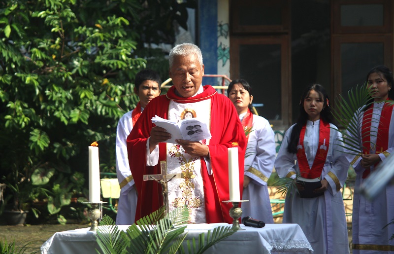 PEKAN SUCI: Umat Katholik Jepara mengikuti Misa Minggu Palma di Gereja Stella Maris Jepara sebagai rangkaian peringatan Paskah kemarin.
