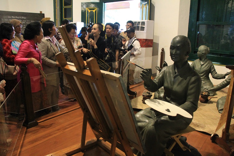 BELAJAR: Tamu  berkunjung ke ruang mengajar Kartini.