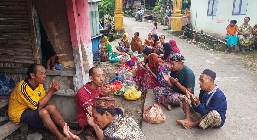 JAGA TRADISI: Warga desa Pakis, Sale hadir di grebeg tumpeng dalam tradisi Kaleman yang dipusatkan di Sendang Kahuripan, Sabtu lalu (12/4)